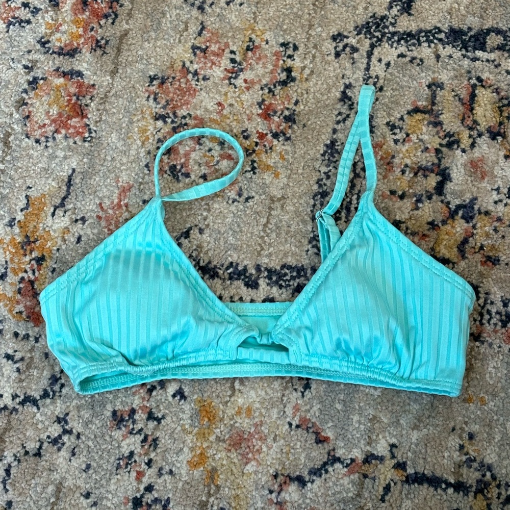 Aeropostale mint bikini top size XS. Removable pads and adjustable straps.